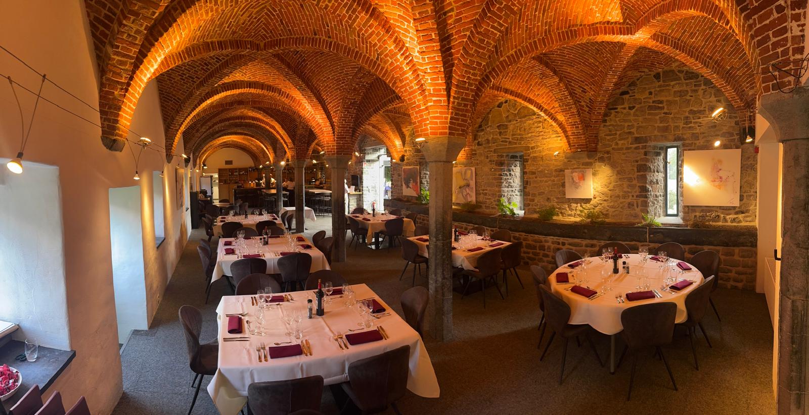Salle de restaurant avec voûtes
